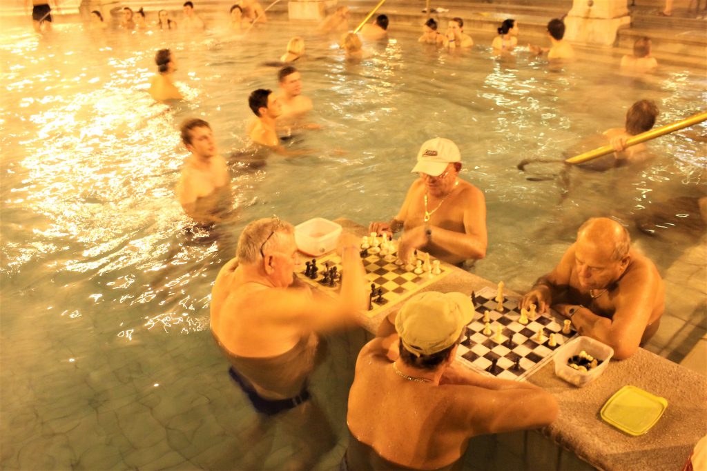 ルーマニアの温泉に浸かりながらチェス