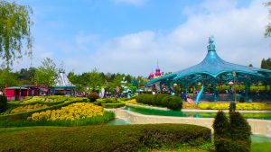ディズニーランドパリパーク内はお花がいっぱいで綺麗