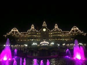 ディズニーランドパリ夜のエントランスとホテルライトアップ