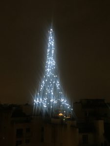 エッフェル塔　シャンパンフラッシュ　深夜一時がラスト