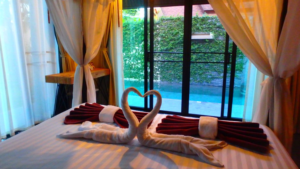 プーケットThe kiri villas resortベッドメイキングが可愛い