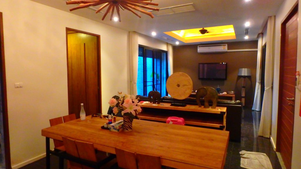 The kiri villas resortザキリ ヴィラズリゾートのリビングダイニング