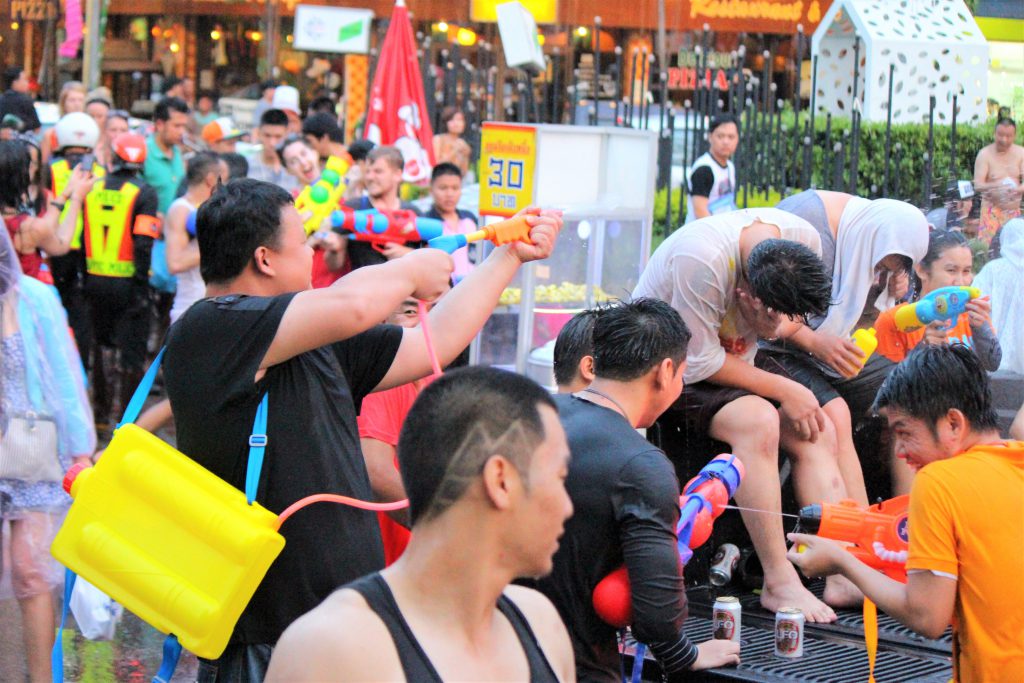 タイ　チェンマイ　水かけ祭り