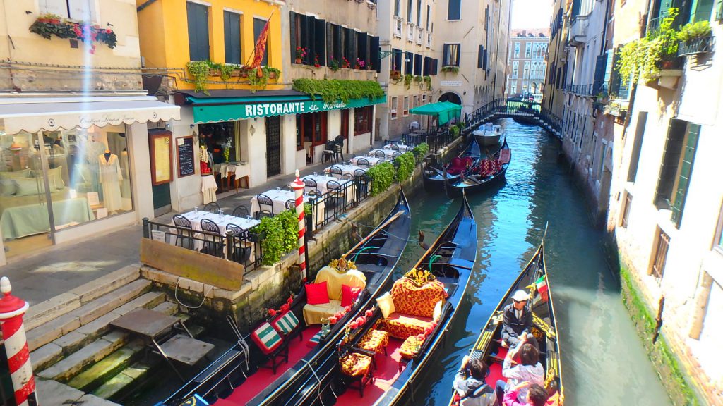 ベネチア ゴンドラの見えるカフェ