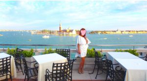 海外旅行 高級レストランでのドレスコード 女性の服装