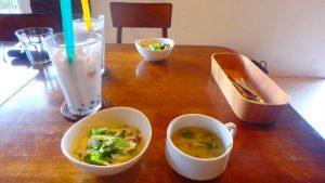 与論島おすすめ　美味しいランチセット　サラダとスープ付き