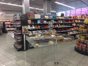 ミュンヘン空港のスーパー　ばら撒き土産