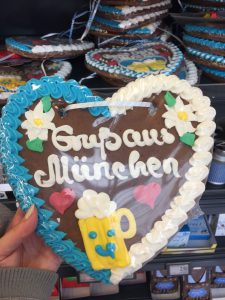 ミュンヘン空港内のスーパー お土産に可愛いクッキーを ミュンヘン空港内のスーパー お土産に可愛いクッキーを