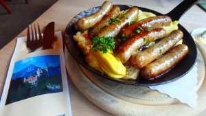 ノイシュヴァンシュタイン城近くのレストラン 美味しいソーセージ
