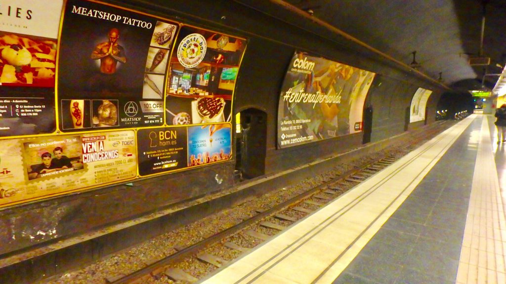 バルセロナ　メトロ　電車