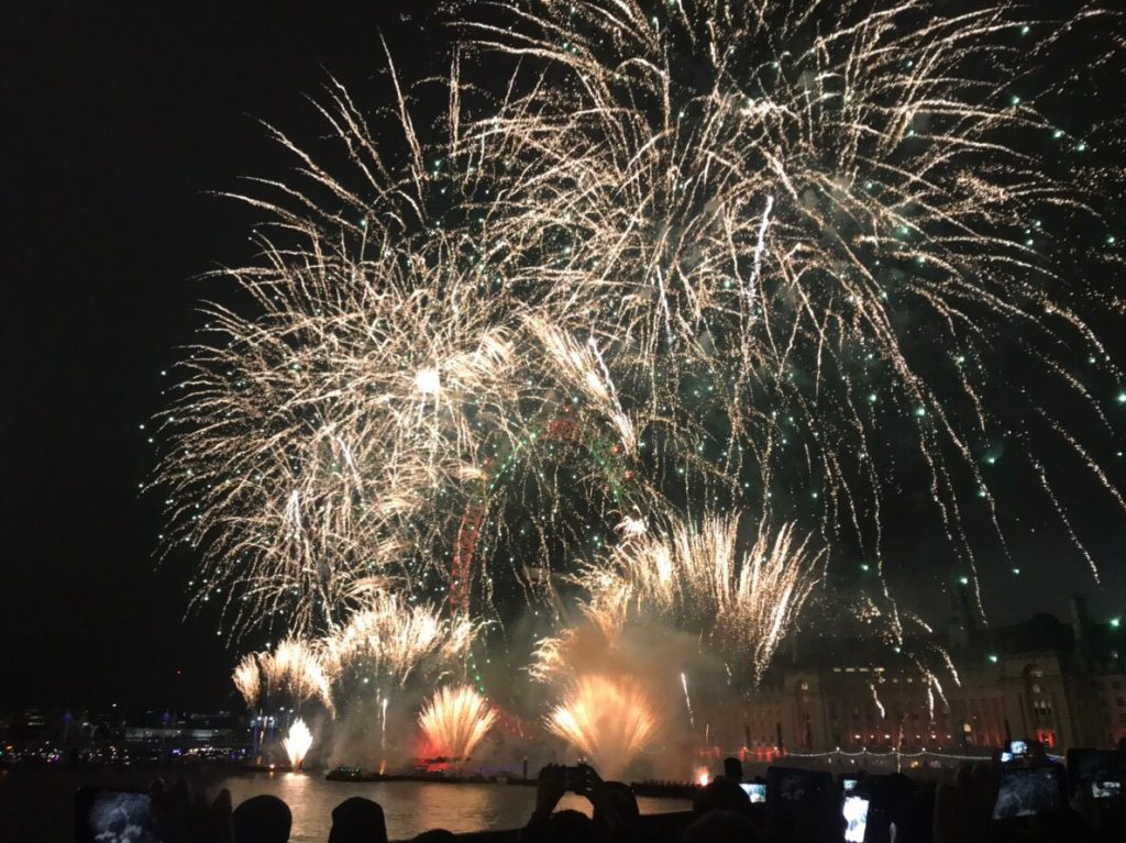 イギリス　カウントダウン　花火