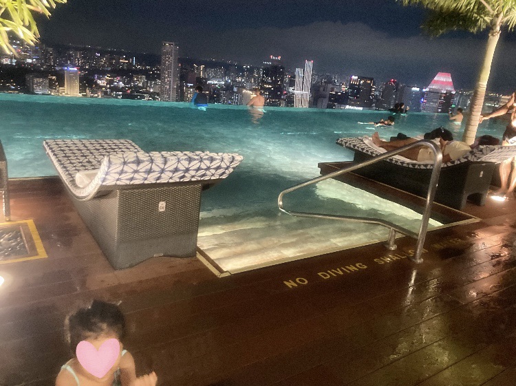 マリーナベイサンズ　ナイトプール
